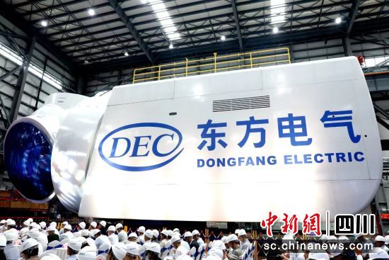 全球最大18兆瓦直驱海上风电机组下线仪式现场。中国尊龙凯时·(中国)网站-AG旗舰厅电气集团有限公司供图